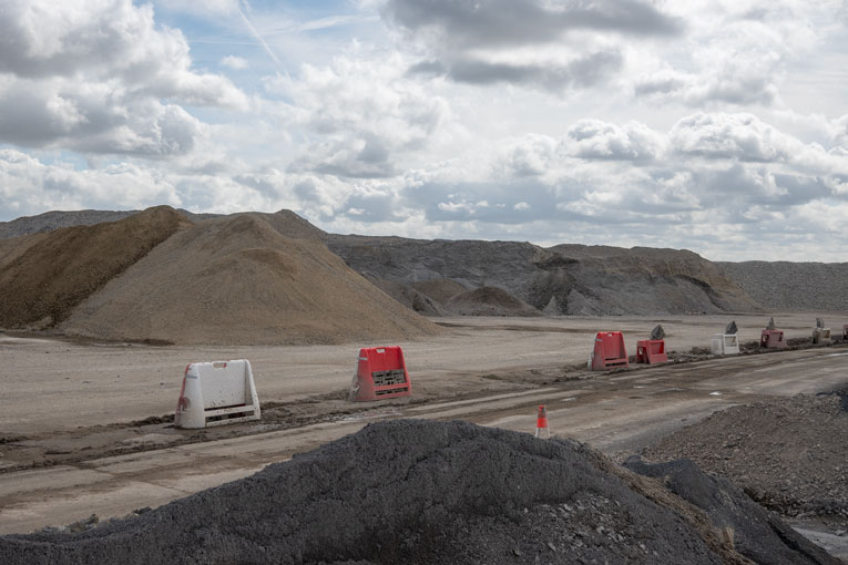 Composé de gravillons 4/20 et de sables 0/4, le béton poreux a été dosé avec 250 à 300 kg/m3 de ciment. Tandis que le BC6 en contient en moyenne 350 kg/m3.  [©ACPresse]