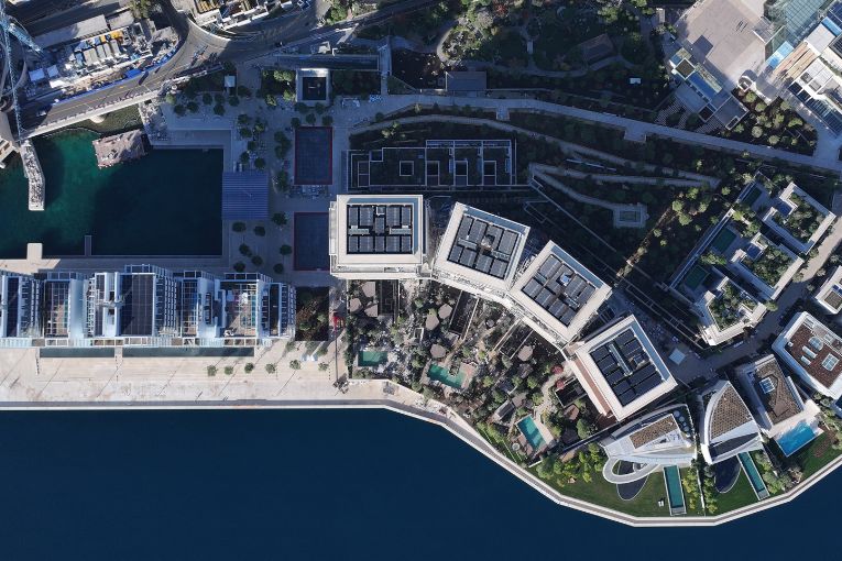 Conçu par Denis Valode, le profil curviligne de la presqu'île “Mareterra” suit la topographie du littoral existant pour s'intégrer au flanc de la colline.  [©SAM Anse du Portier]