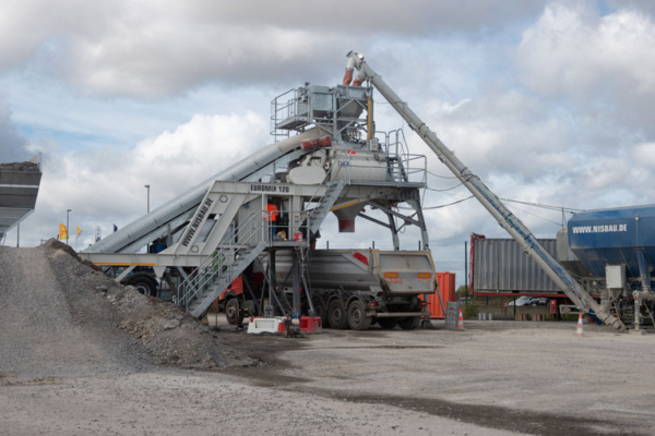 Au sein de l’aéroport est présente une centrale à béton mobile Euromix 120 de Nisbau. [©ACPresse]