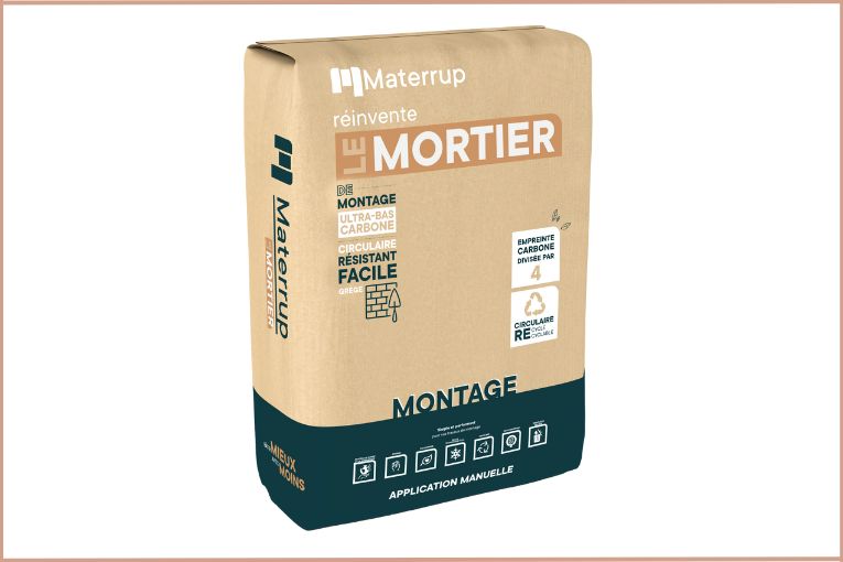 Conditionné en sac de 25 kg, le mortier ultra-bas carbone M10 de Materrup a été formulé à base de ciment d’argile activée à froid MCC1. [©Materrup]