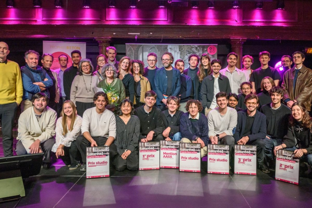 Les lauréats du 14e Trophée Béton Ecoles 2026 entourés des membres du jury. [@Laurent Thion]