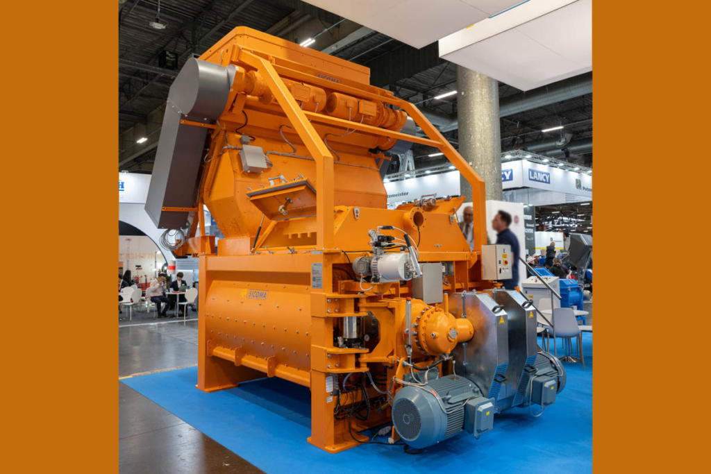 Malaxeur à double arbre horizontal MOA d’OMG Sicoma surmonté d’un système de skip. [©OMG]