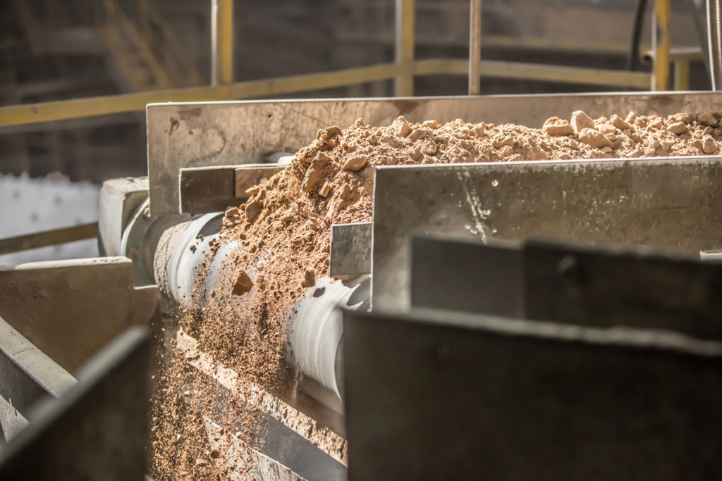 La solution Quad 900 de Chryso France permet de limiter les effets négatifs des sables, notamment argileux, dans les formulations de béton. [©Shutterstock]