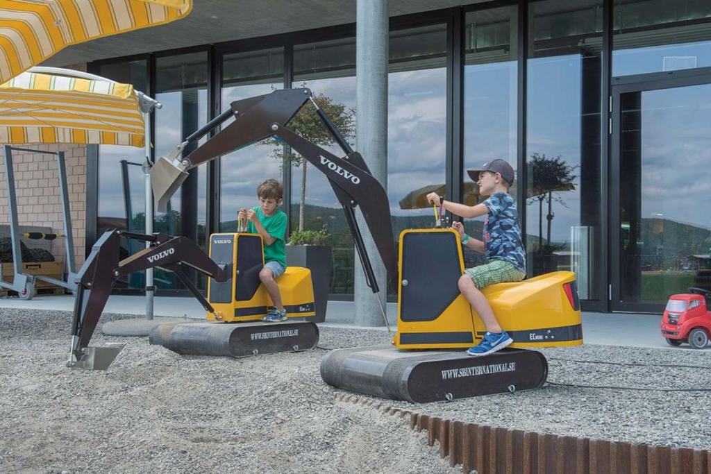Les enfants, mais aussi les plus grands, peuvent s’essayer à la manipulation d’excavatrices miniatures dans de vastes bacs à sable. [©Ebianum]