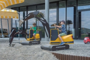 Les enfants, mais aussi les plus grands, peuvent s’essayer à la manipulation d’excavatrices miniatures dans de vastes bacs à sable. [©Ebianum]