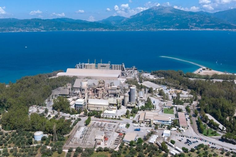Titan travaille à l’amélioration de son empreinte carbone, en utilisant la technologie Meca Clay de Thyssenkrupp Polysius sur son site de Patras, en Grèce. [©Titan]