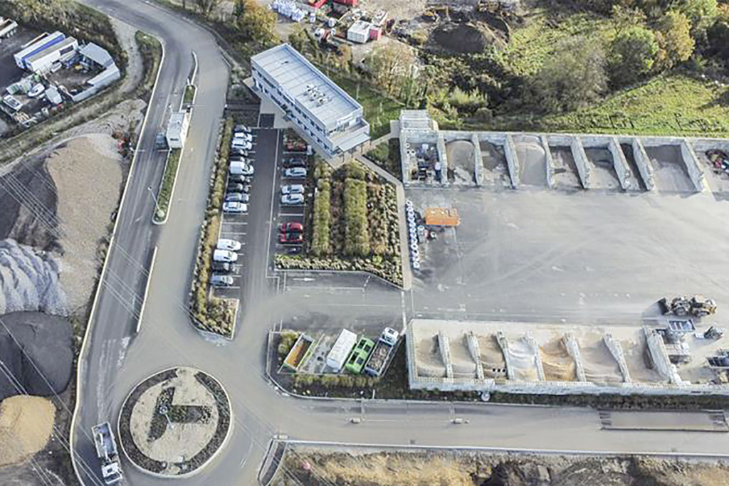 La nouvelle plate-forme Valormat de Tersen, filiale de Colas, s’étend sur 70 000 m2 pour valoriser les matériaux inertes issus des chantiers d’aménagements et de déconstruction. [©Colas]