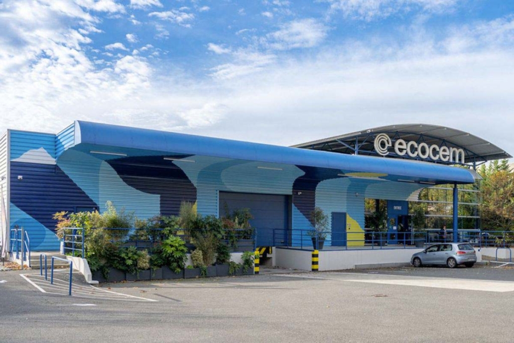 Le Centre de recherche et d’innovation d’Ecocem est établi à Chilly-Mazarin (91) et se développe sur 3 300 m2 couverts. [©ACPresse]