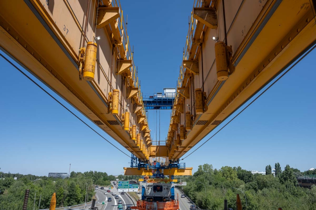 Impressionnante, la poutre de lancement se développe sur 110 m de long et affiche un poids de 600 t. Son treuil principal offre une capacité de levage de 62,5 t… [©ACPresse]