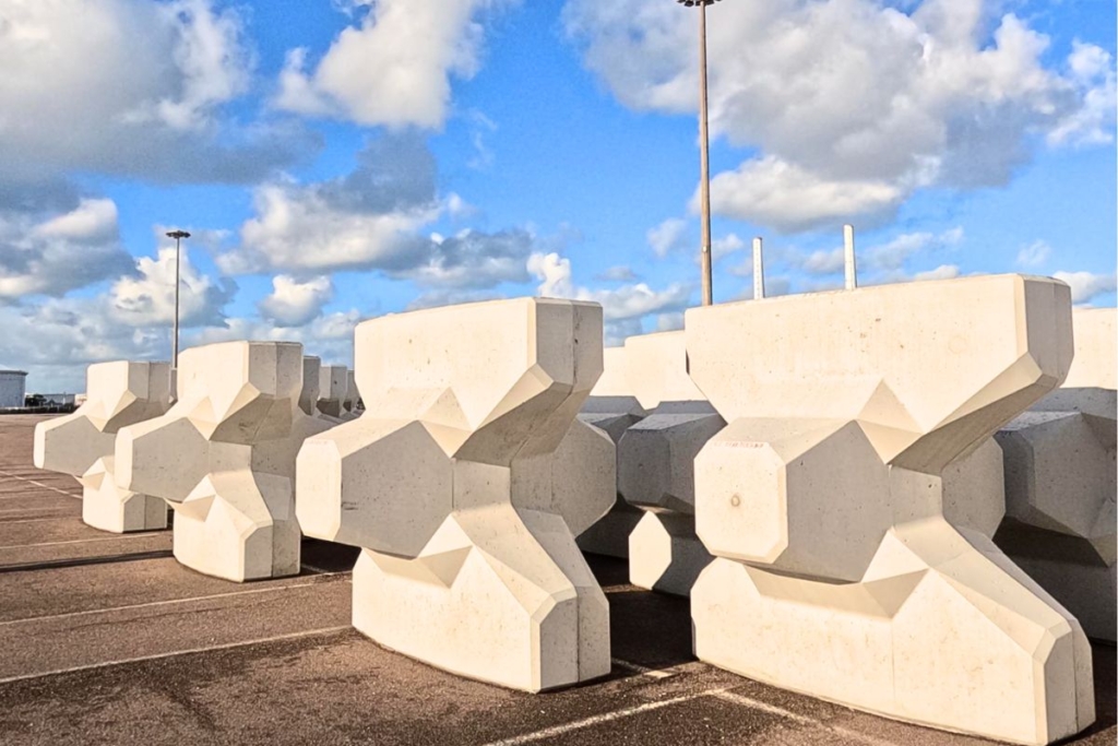 Conçus en forme d’enclume pour s’emboîter, les Accropodes offrent une stabilité accrue, dissipent l’énergie des vagues et assurent une résistance optimale. [©Haropa Port]