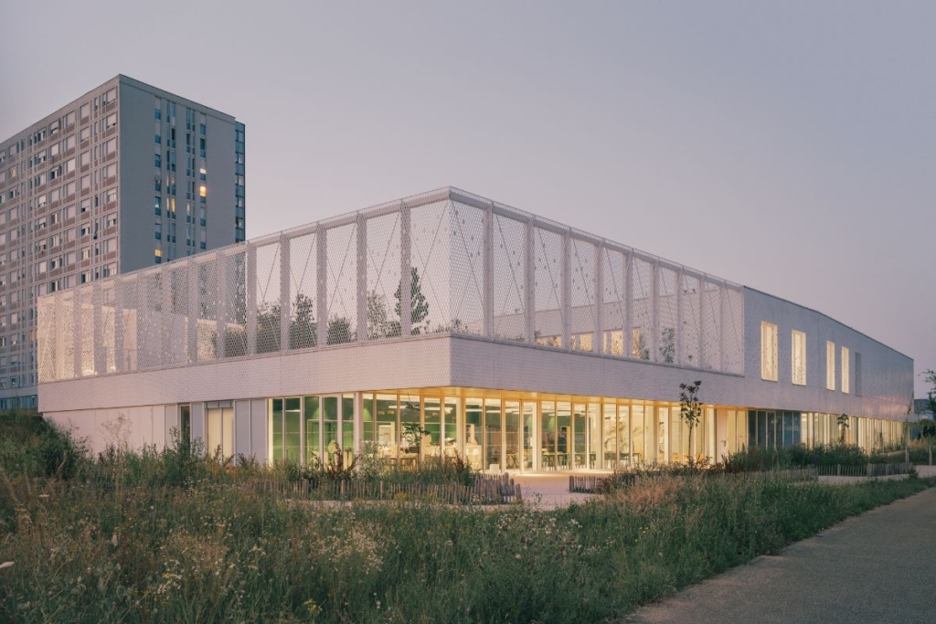 Dans les années 1960, l’architecte Jean Dubuisson avait déjà posé les bases de ce secteur, avec un vaste ensemble de logements. Aujourd’hui, le nouveau centre s’inscrit dans un cadre renouvelé, après la démolition de plusieurs constructions. [©Charly Broyer]