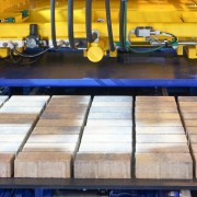 Démonstration de puissance sur le stand de l’Allemand Masa, spécialiste, entre autres, des presses à pavés en béton. 