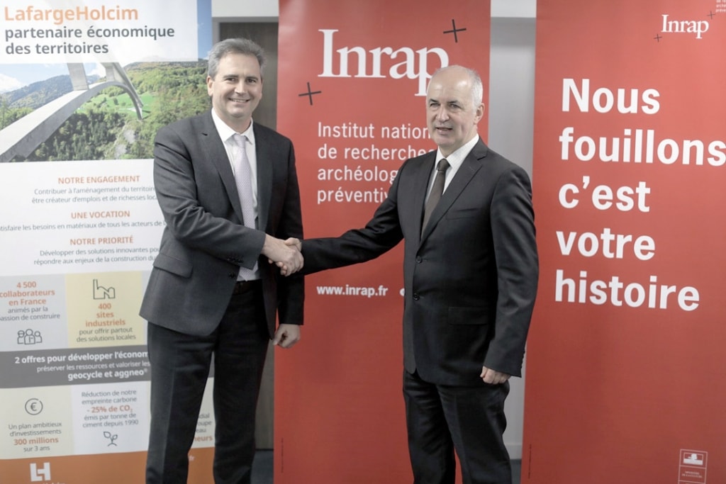 Dominique Garcia, président de l’Inrap et Éric Prieur, Dg de LafargeHolcim Granulats, ont signé une convention pour une durée de trois ans en faveur de l’archéologie préventive sur les sites d’exploitation de granulat. [©LafargeHolcim]