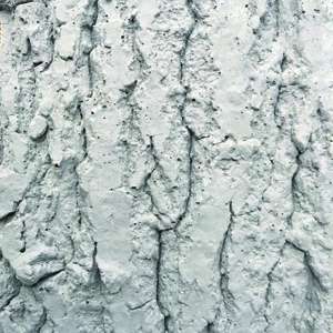 Christophe Rovelli est un magicien du béton décoratif, qu’il décline à l’infini. Il mêle, sans cesse, l’aspect brut du béton, sa minéralité, aux surfaces lissées avec des irrégularités, voire des tatouages. [©Rovelli Design Béton]