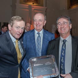 De gauche à droite, Enda Kenny, Premier ministre irlandais, Donal O’Riain, président d’Ecocem Materials, et Michel Pigeat, directeur général d’Ecocem France.