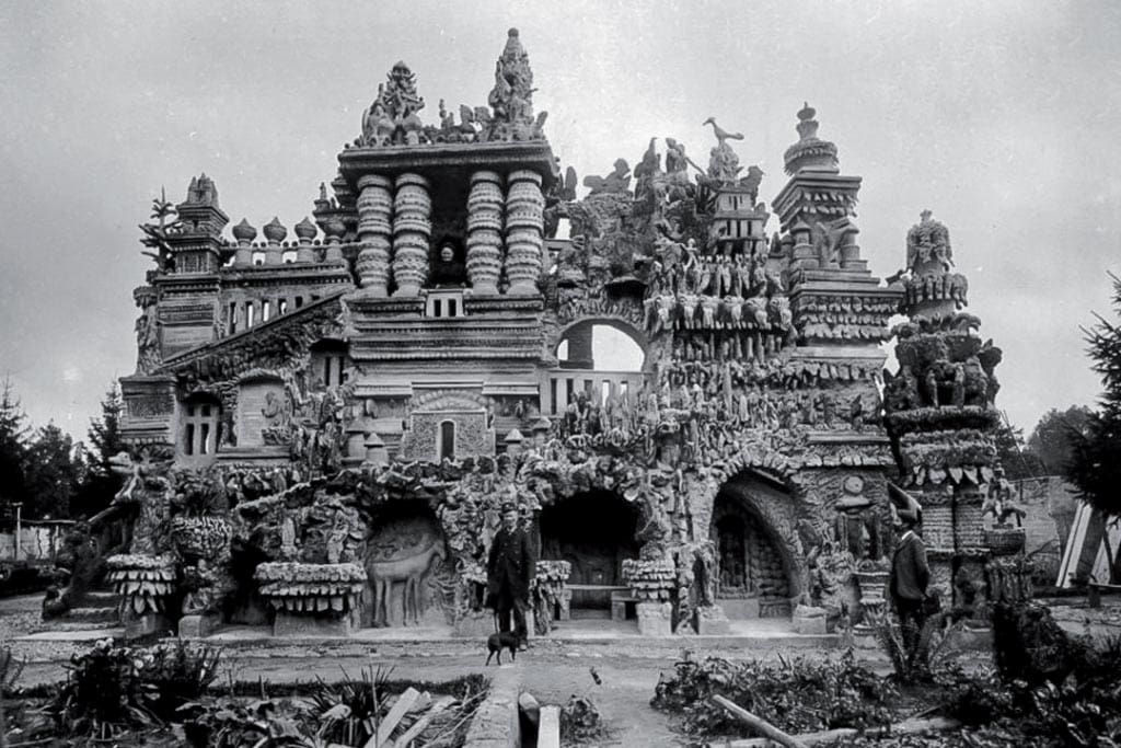 Autodidacte loufoque, excentrique, brindezingue ou juste créatif, le Facteur Cheval a réalisé, seul, pendant 33 ans, un édifice issu de ses rêveries. [©Emmanuel Georges]